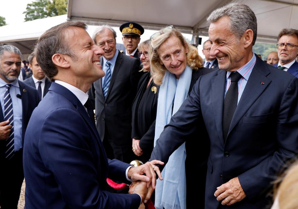 Emmanuel Macron se saluda con el expresidente Nicolas Sarkozy, este martes, durante una ceremonia en honor a Charles De Gaulle.