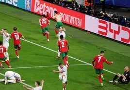 Celebración de los jugadores de Portugal tras el decisivo gol de Conceiçao.