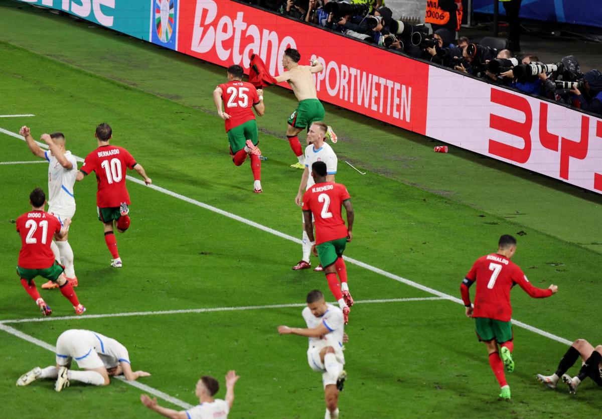 Celebración de los jugadores de Portugal tras el decisivo gol de Conceiçao.