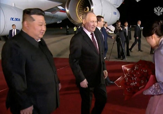 El presidente ruso, Vladímir Putin, es recibido por el líder de Corea del Norte, Kim Jong-un, en el aeropuerto de Pyongyang.