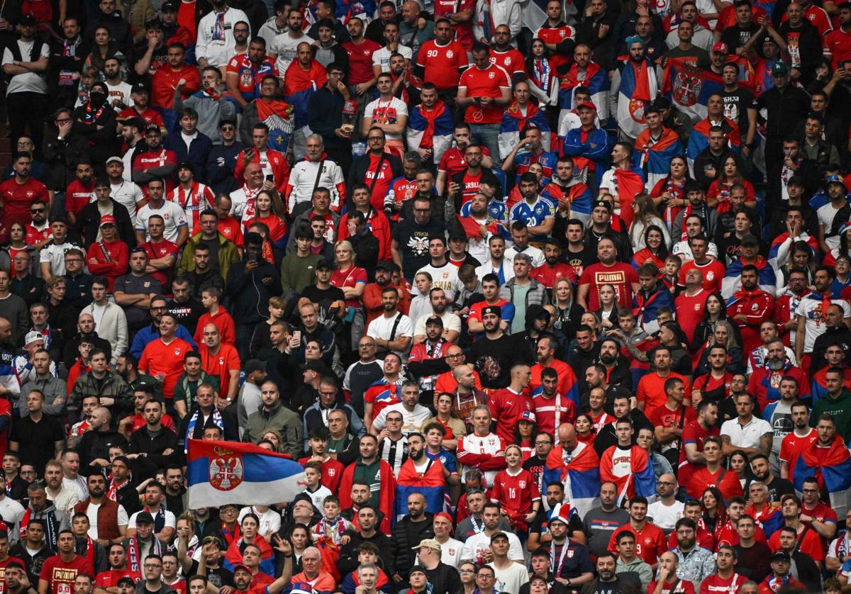 La afición de Serbia durante el primer partido de la Eurocopa contra Inglaterra en el Arena AufSchalke en Gelsenkirchen