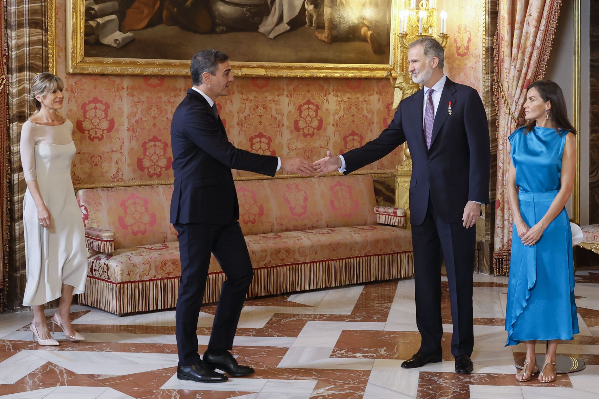 El rey Felipe VI y la reina Letizia saludan al presidente del Gobierno, Pedro Sánchez, y a su mujer Begoña Gómez durante el besamanos en el Palacio Real en Madrid donde se conmemora el décimo aniversario del reinado de Felipe VI