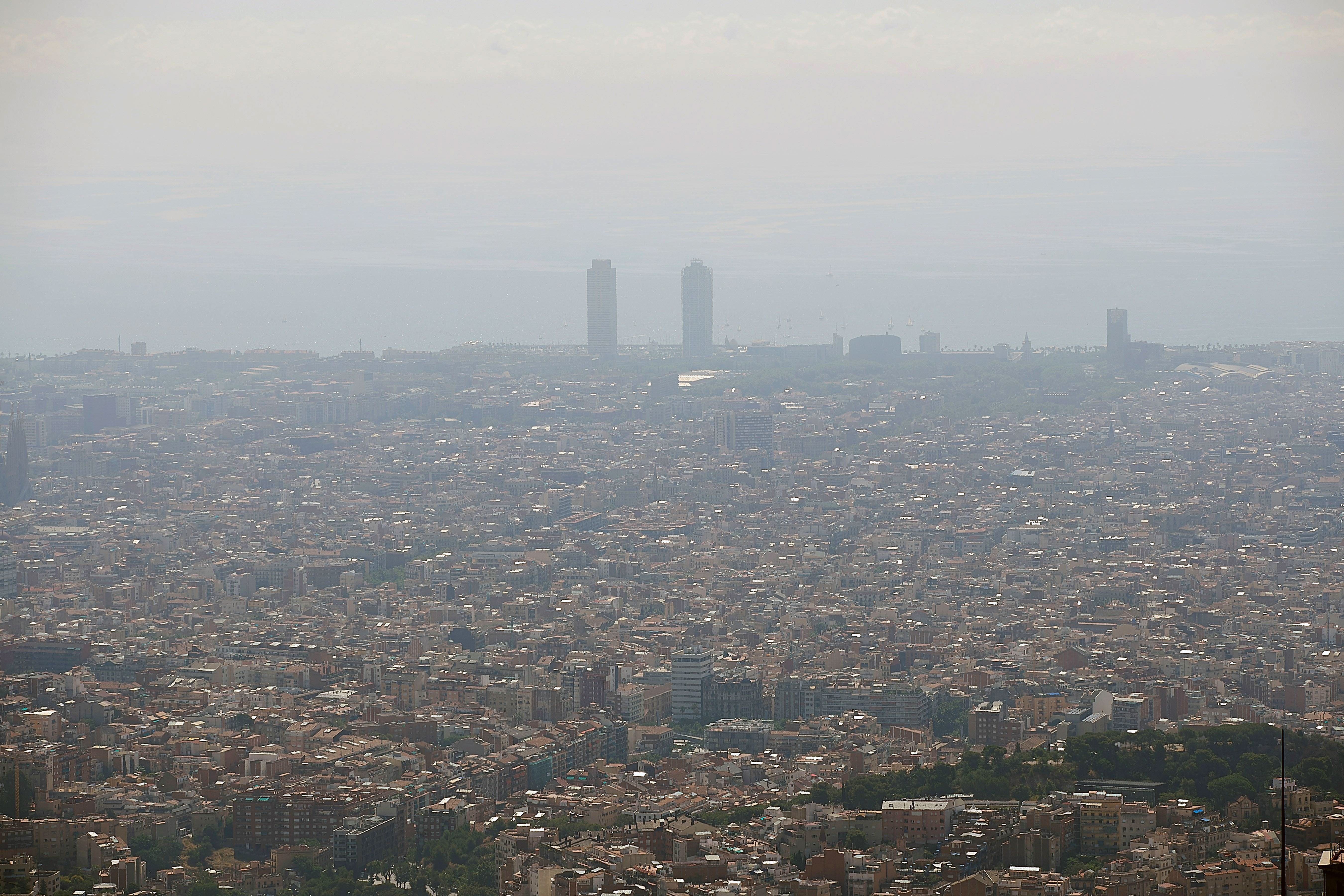 Imagen de archivo en un episodio de contaminación en Barcelona.