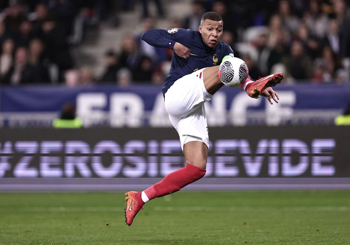 Kylian Mbappé controla el balón durante el partido de fútbol de clasificación del Grupo B para la UEFA EURO 2024.