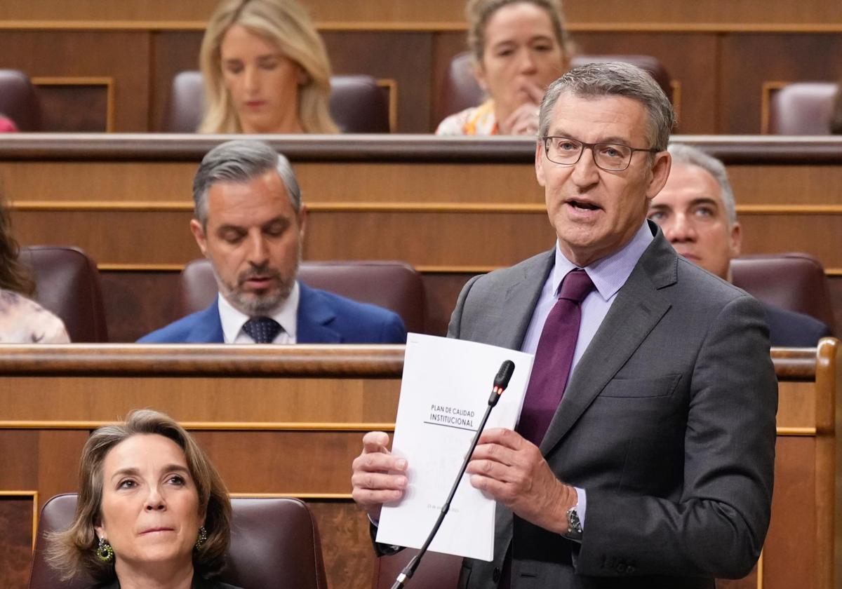 Alberto Núñez Feijóo pregunta a Pedro Sánchez en la sesión de control al Gobierno.