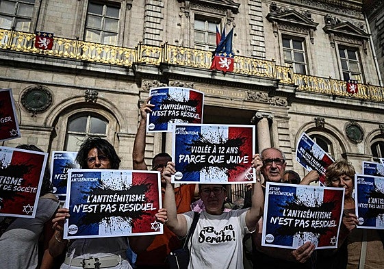 Manifestantes protestan contra la violación de la menor judía en el centro de Lyon.