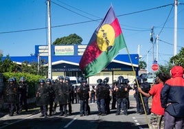 Un activista independentista se manifiesta ante un grupo de antidisturbios en la capital de Nueva Caledonia.