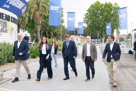 Puigdemont junto a otros miembros de Junts antes de las elecciones catalanas