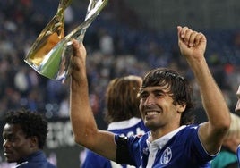 Raúl, celebrando la conquista de la Supercopa alemana.