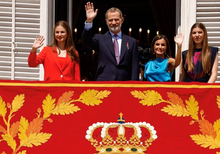 Los Reyes, la Princesa y la Infanta saludan desde el balcón