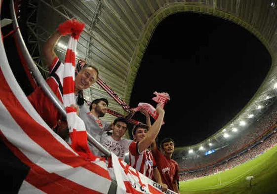 El estadio de San Mamés con hicnhas animando contra el Napolés