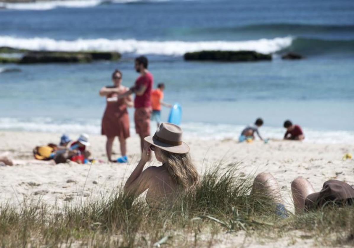 Turistas en la playa.