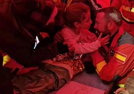 Elif se abraza al teniente Mora tras ser rescatada por la UME en el seísmo de Turquía de febrero de 2023.