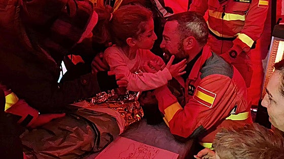 Dos niños rescatados por la UME en el terremoto de Turquía visitan España para ver a sus «ángeles sin alas»