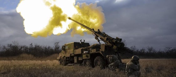 Una unidad de artillería dispara un obús de 155 mm. en territorio ucraniano.