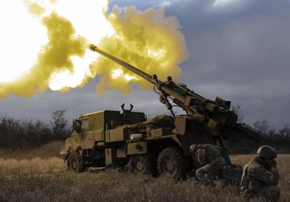 Una unidad de artillería dispara un obús de 155 mm. en territorio ucraniano.