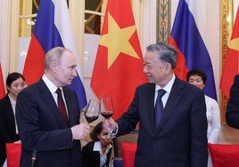 Putin brinda con su homólogo vietnamita, To Lam, durante la cena oficial celebrada en Hanoi.