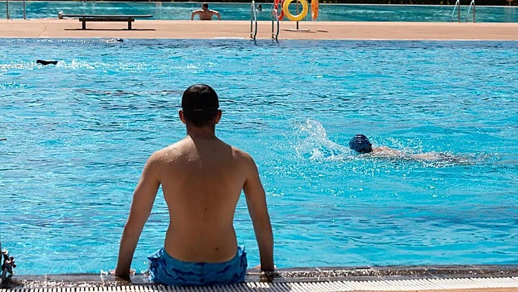 Muere un niño de 11 años en la piscina de un polideportivo de Almería