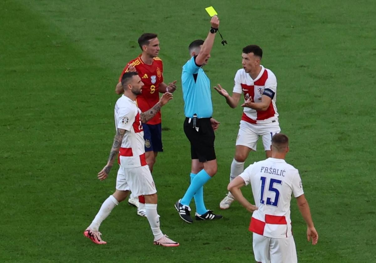 Michael Oliver muestra una tarjeta amarilla en el España - Croacia de la Eurocopa