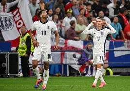 Jude Bellingham y Phil Phoden, en el estreno de Inglaterra ante Serbia.