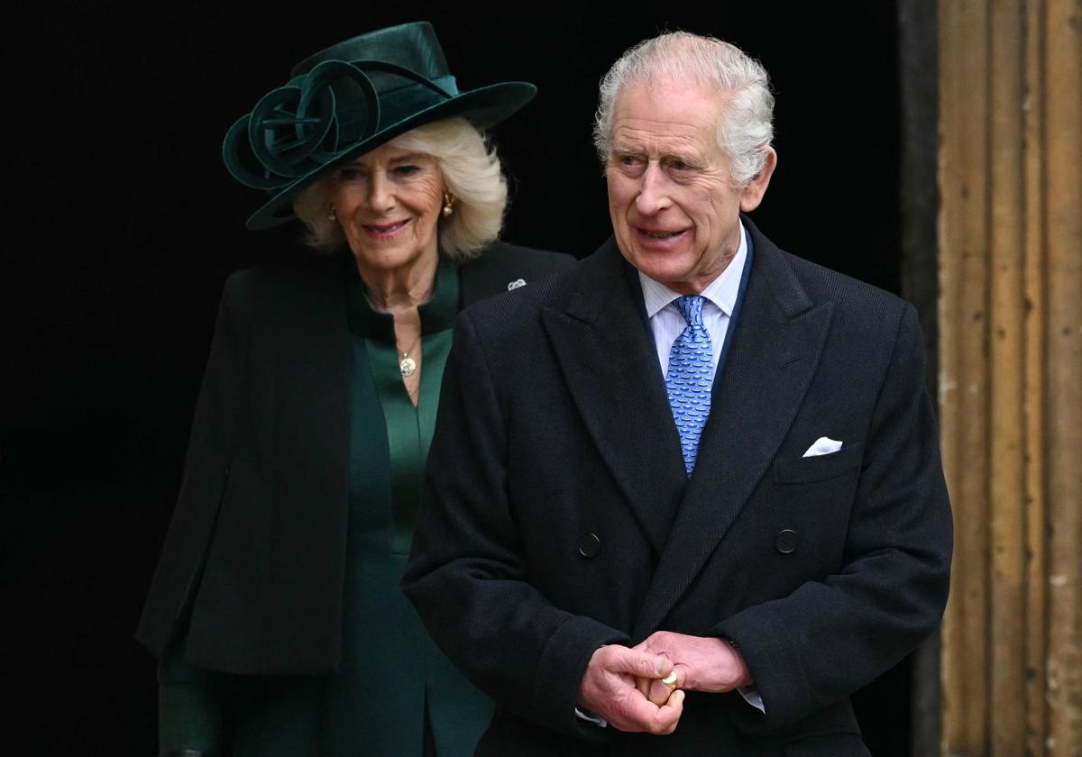 El rey Carlos III de Inglaterra, seguido por la reina Camilla.