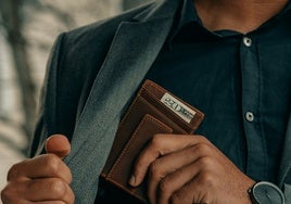 Lleva tus bolsillos siempre ordenados con estas carteras y billeteras para hombre desde 19,99€