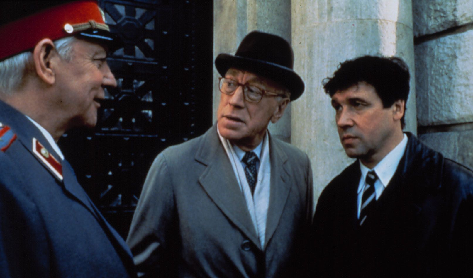 Fotograma de la película 'Citizen x' (Ciudadano X). De izquierda a derecha: Donald Sutherland, Max von Sydow y Stephen Rea en 1995.