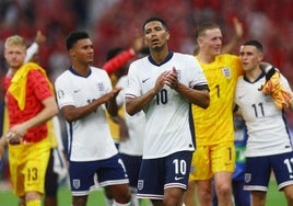 Bellingham junto a sus compañeros de Inglaterra, tras el empate ante Dinamarca.