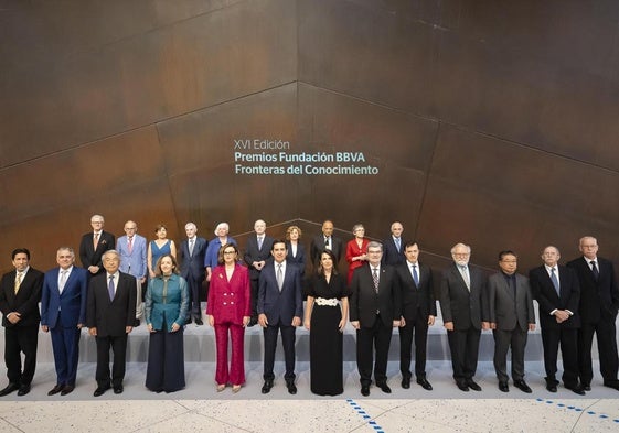 Fila de abajo, de izquierda a derecha: Rodolfo Dirzo, Gerardo Ceballos, Takeo Kanade, Eloísa del Pino (presidenta del CSIC), Elixabete Etxanobe (diputada general de Bizkaia), Carlos Torres Vila (presidente de la Fundación BBVA), Mireya Uribeetxebarria (esposa del presidente de la Fundación BBVA), Juan Mari Aburto (alcalde de Bilbao), Rafael Pardo (director de la Fundación BBVA), Peter Walter, Kazutoshi Mori, Arthur Horwich, Ulrich Hartl. Fila de arriba, de izquierda a derecha: Thomas Stocker, Jakob Schwander, Valérie Masson-Delmotte, Jean Jouzel, Dorthe Dahl-Jensen, George Benjamin, Elke Weber, Partha Dasgupta,Claire Voisin, Yakov Eliashberg.