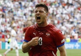 Luka Jovic celebra el gol del empate de Serbia.