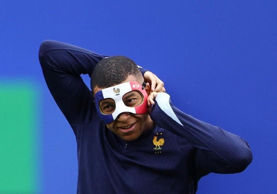 Kylian Mbappé, con la máscara con la que entrenó con la selección francesa.