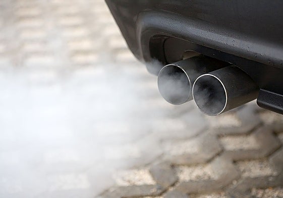 El humo que emite el tubo de escape de un vehículo puede ser una señal importante sobre la salud del motor y de otros componentes del automóvil