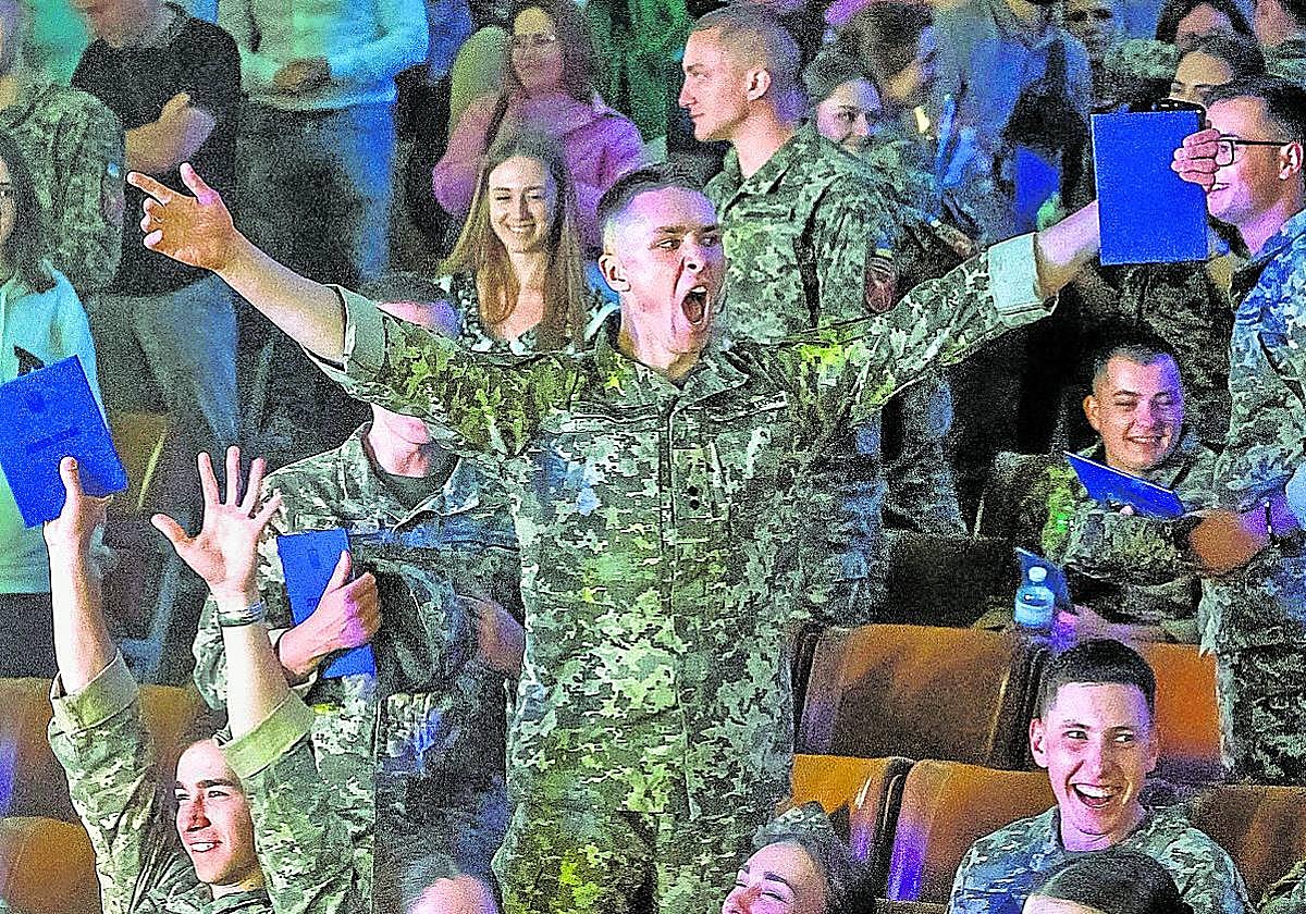 Graduación de oficiales en una escuela militar de Kiev.
