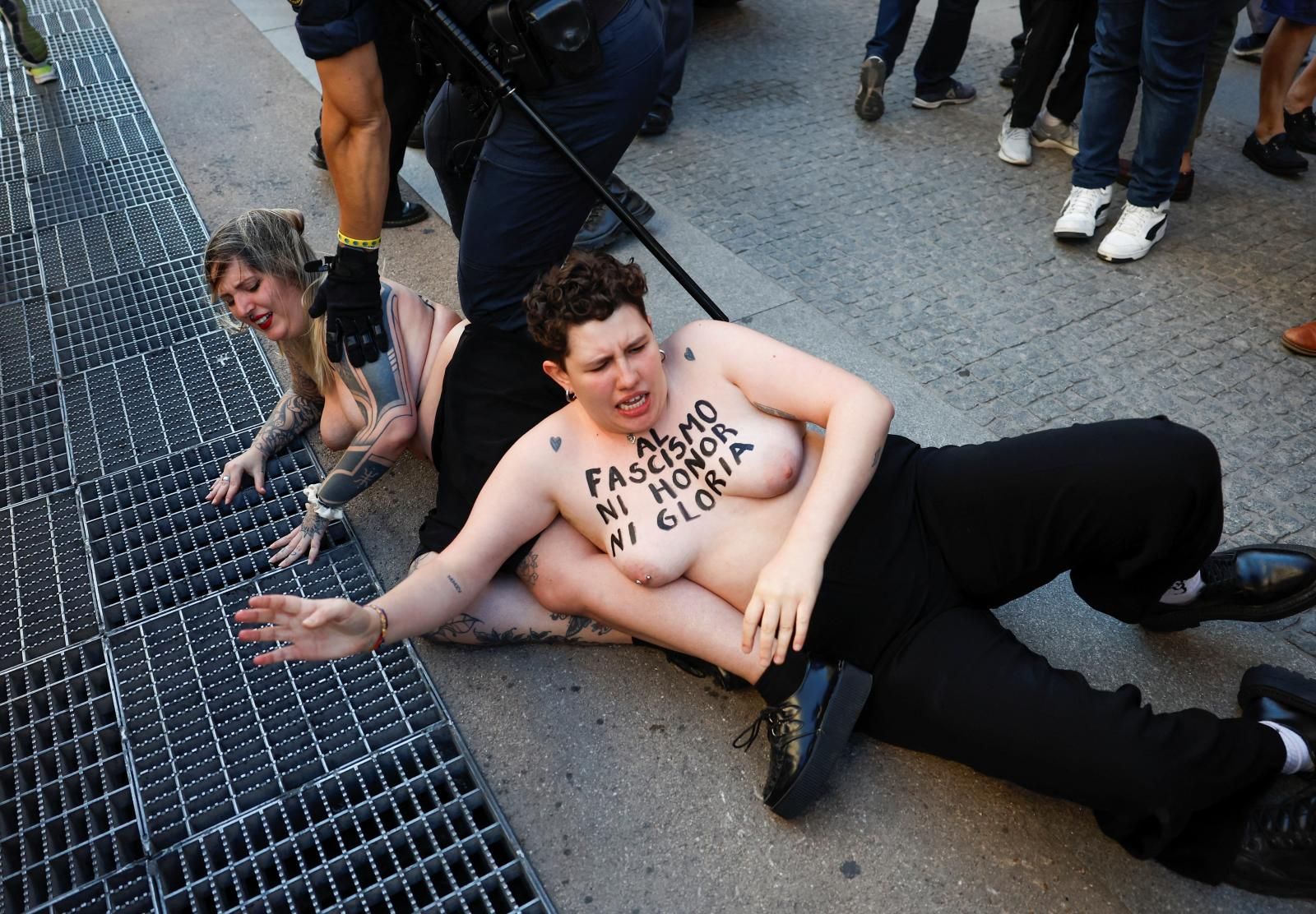 Algunas activistas de FEMEN que se manifestaban, han sido detenidas.