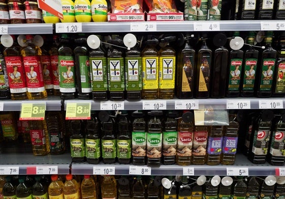 Lineal de un supermercado con botes de aceite de oliva.