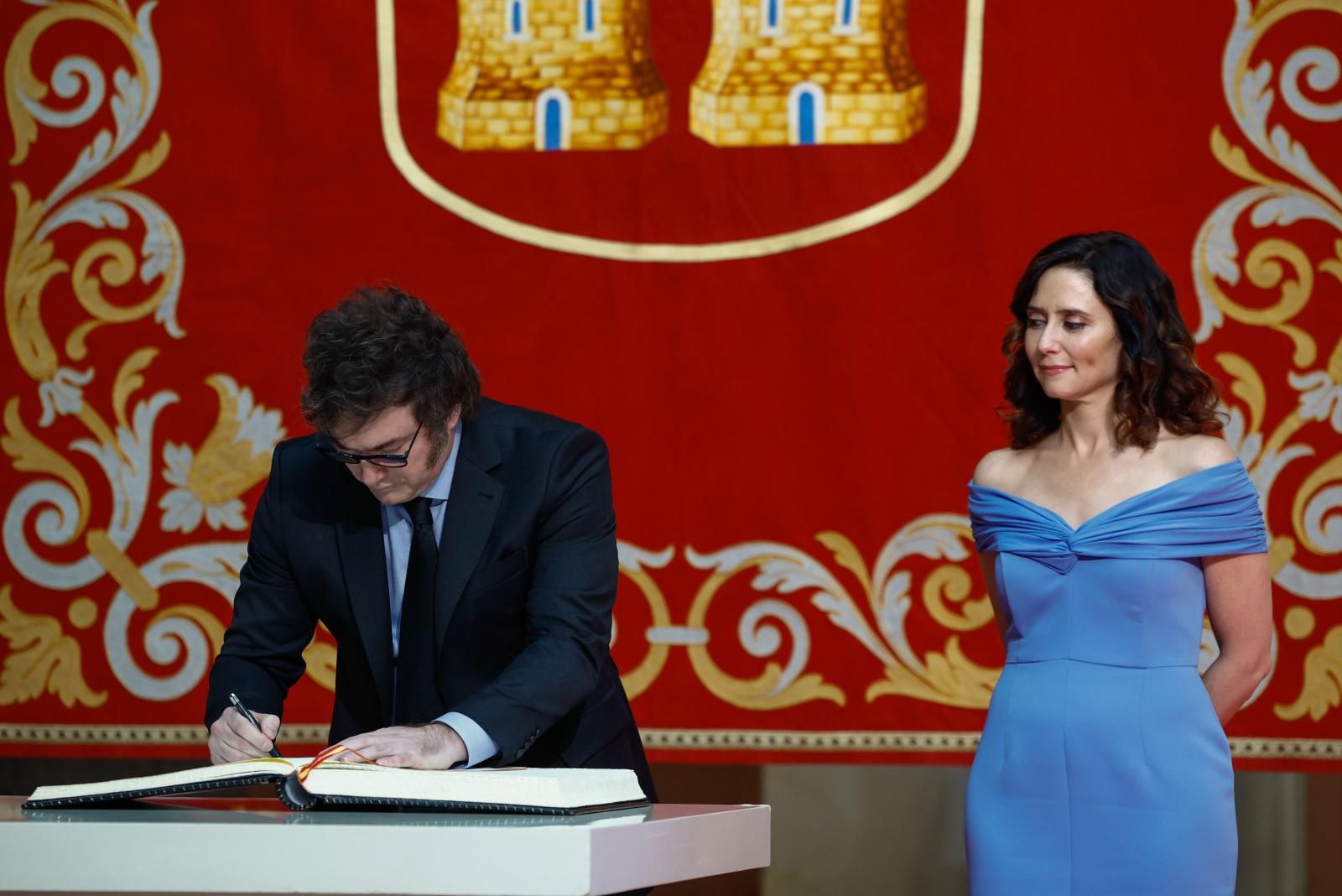 El presidente de la República Argentina, Javier Milei, firma el libro de honor de Madrid, en la Real Casa de Correos.