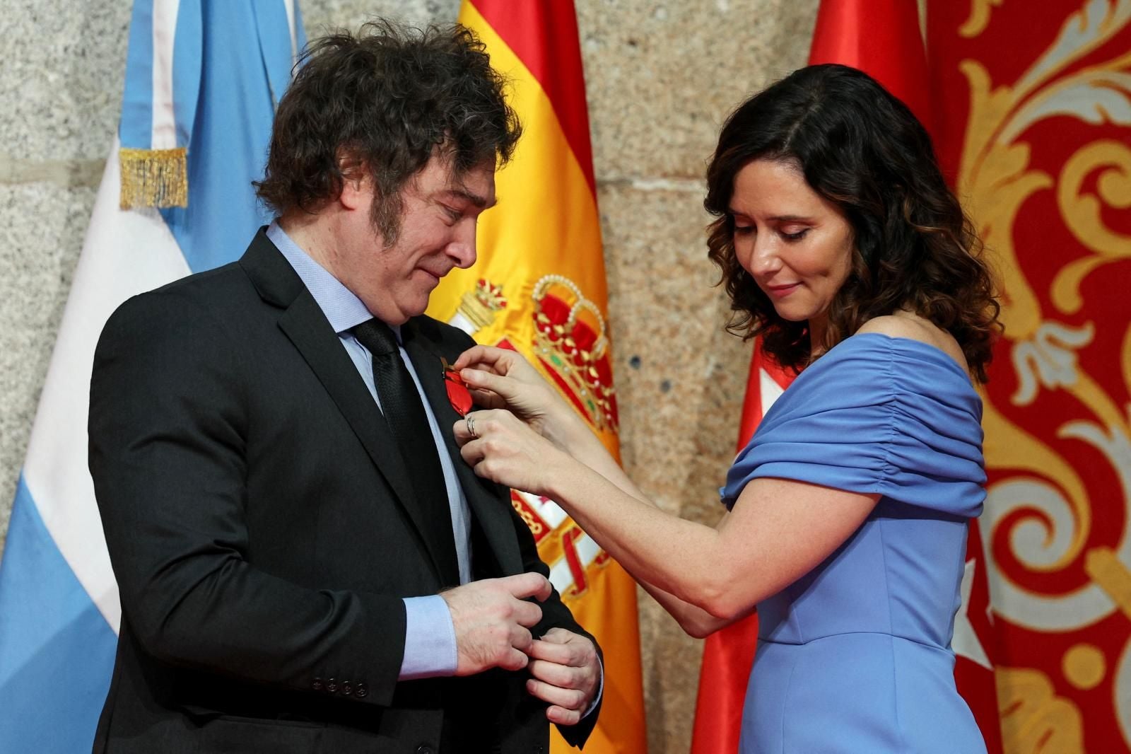 Momento en el que Ayuso entrega la Medalla Internacional de la Comunidad de Madrid a Javier Milei.