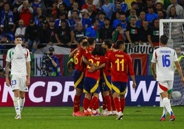 Los jugadores de la selección española celebran la victoria conseguida frente Italia