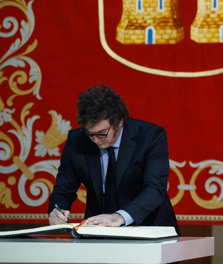 Imagen secundaria 2 - La presidenta de la Comunidad de Madrid, Isabel Díaz Ayuso, entrega la Medalla Internacional de la Comunidad de Madrid al presidente de Argentina, Javier Milei.