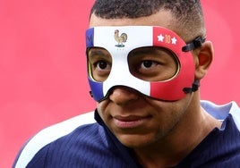 Kylian Mbappé, con máscara, en el entrenamiento del jueves.