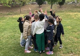 Niños de un colegio público de Zaragoza donde se ha llevado a cabo el proyecto Naturaliza durante el pasado curso.