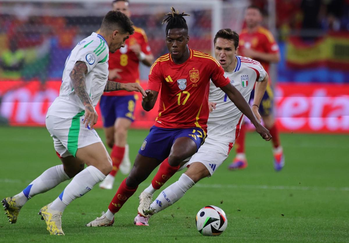 Nico Williams regatea a Giovanni Di Lorenzo en el partido contra Italia.