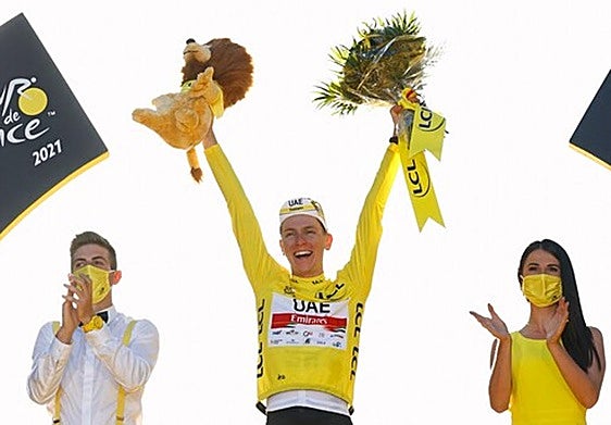 Tadej Pogacar celebrando en el podio el Tour de Francia de 2021
