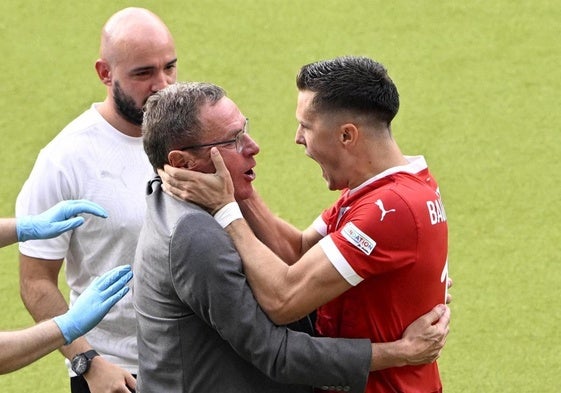 Ralf Rangnick celebra el triunfo austriaco junto al goleador Christoph Baumgartner.