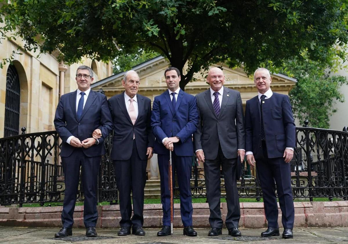 Los lehendakaris vivos: Patxi López, Carlos Garakaikoetxea, Imanol Pradales, Juan José Ibarretxe e Iñigo Urkullu.