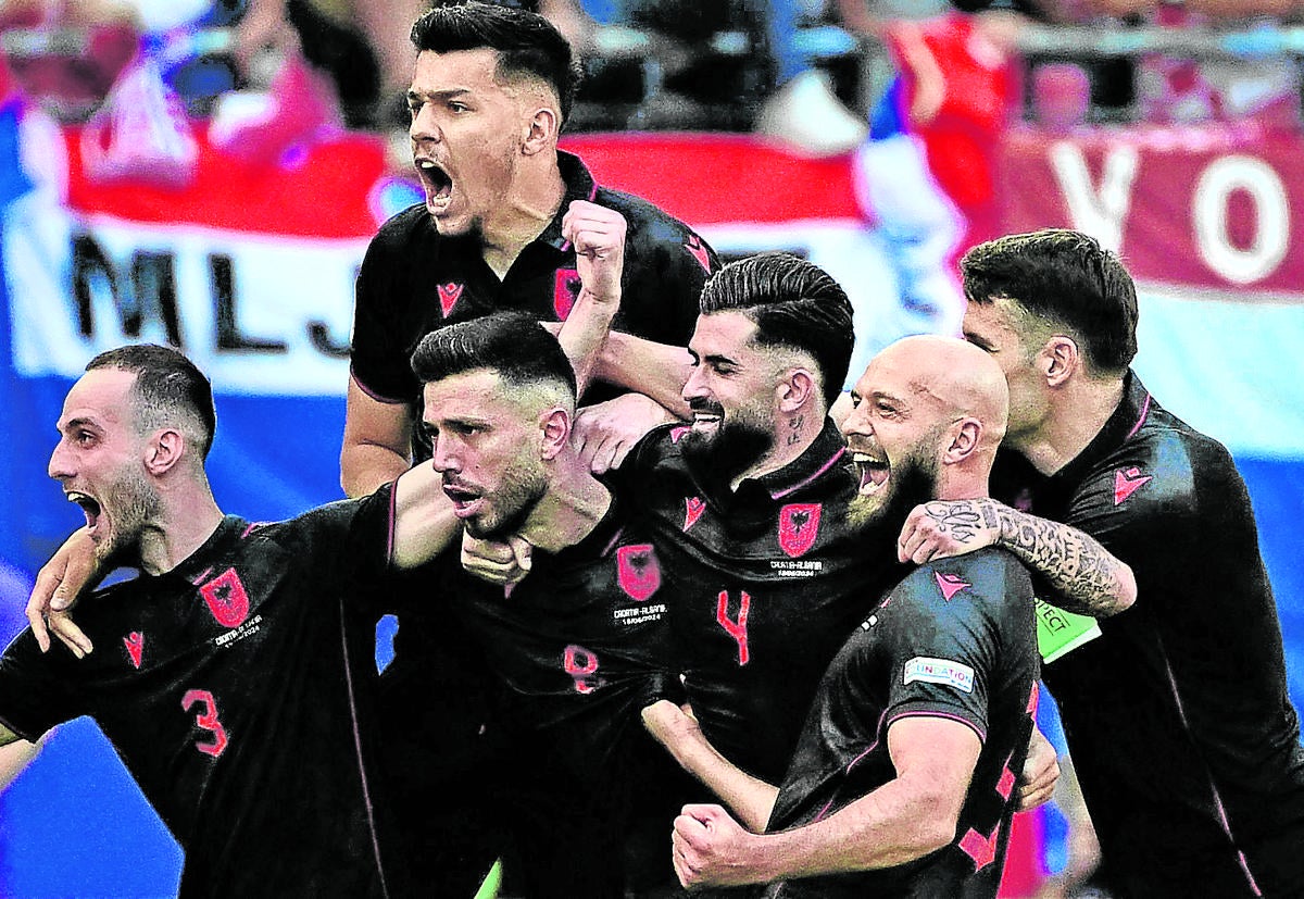 Klaus Gjasula celebra con sus compañeros el gol conseguido frente a Croacia.