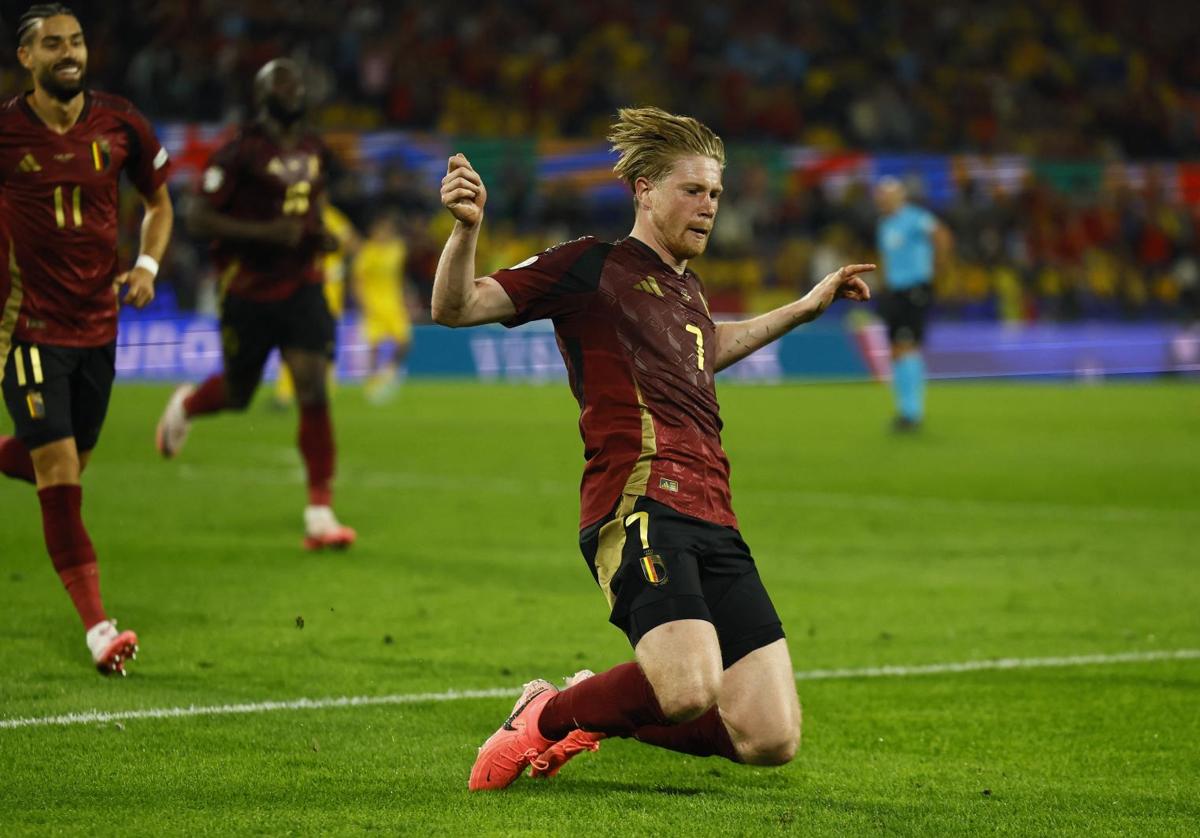 Kevin de Bruyne celebra su gol a Rumanía.