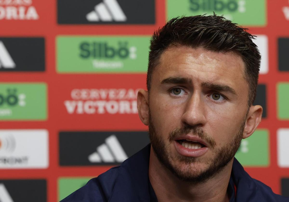 El defensa de la selección masculina de fútbol Aymeric Laporte en rueda de prensa.