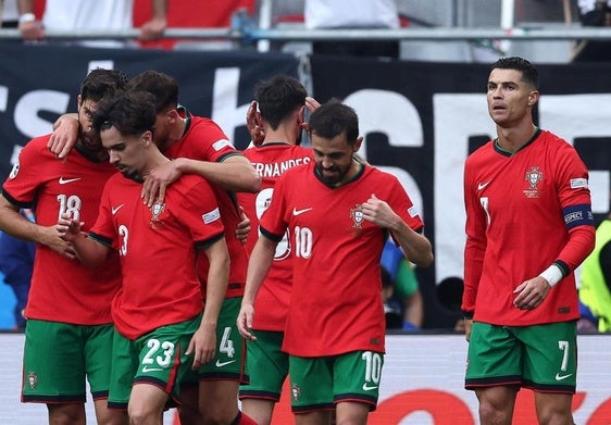 Los jugadores portugueses celebran el gol de Bruno Fernandes.