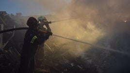 Los bomberos combaten un incendio en Grecia.